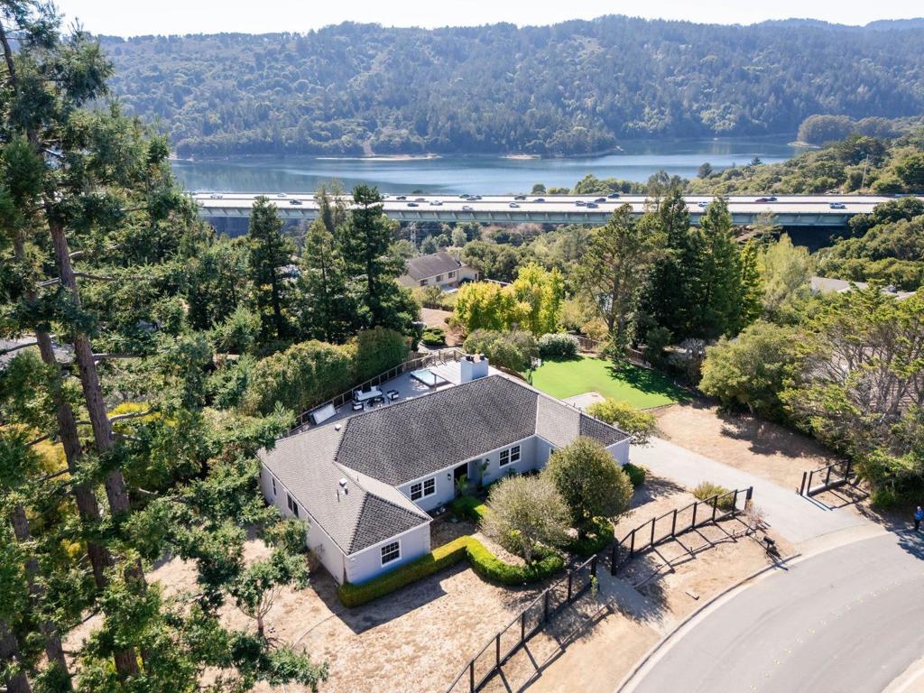 1365 Lakeview Drive Property Photo 1
