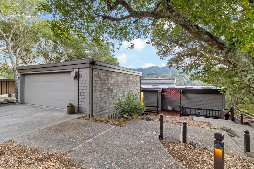 12 Hawkview Street Property Photo 2