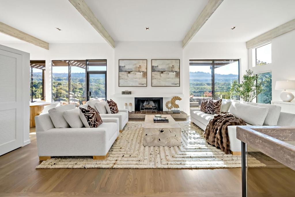 12 Hawkview Street Property Photo 4