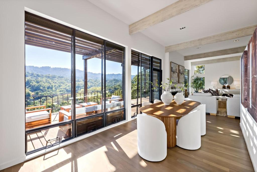 12 Hawkview Street Property Photo 8