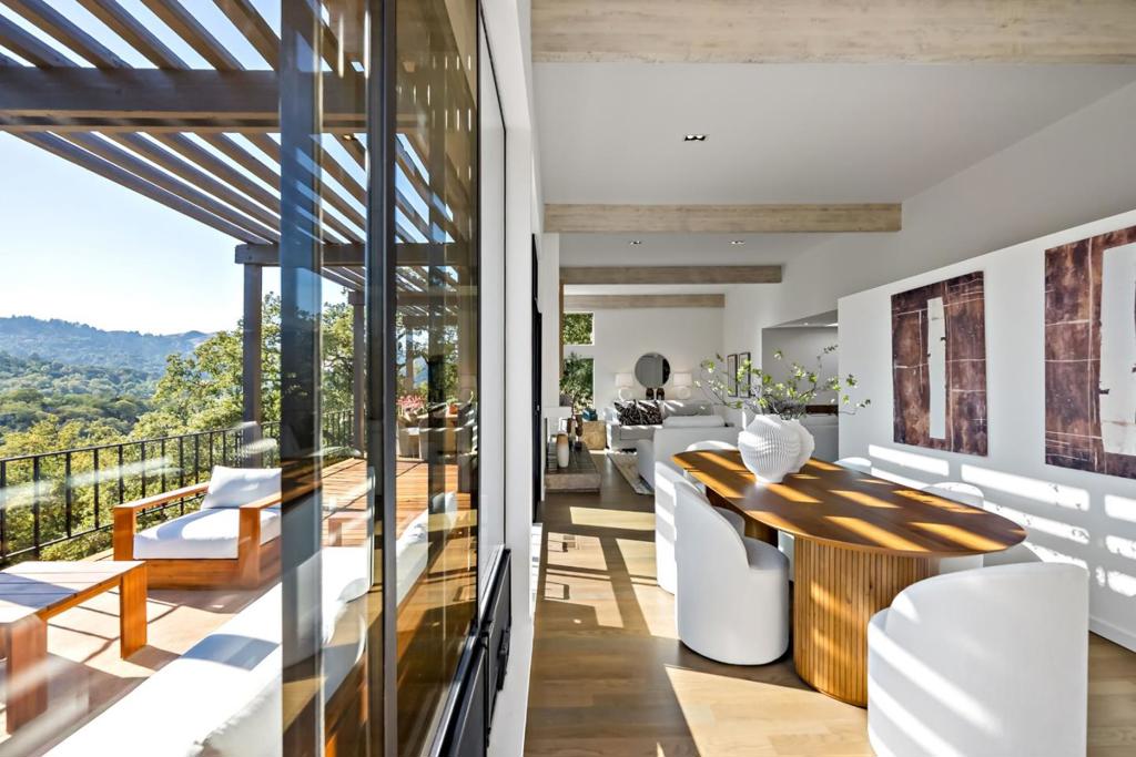 12 Hawkview Street Property Photo 10