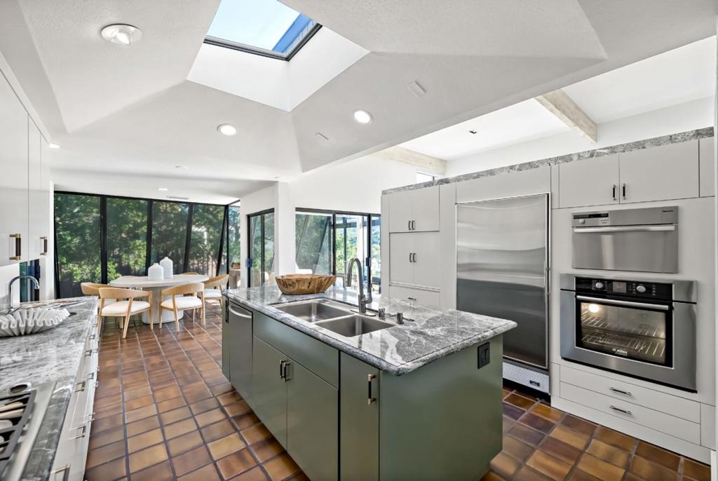 12 Hawkview Street Property Photo 18