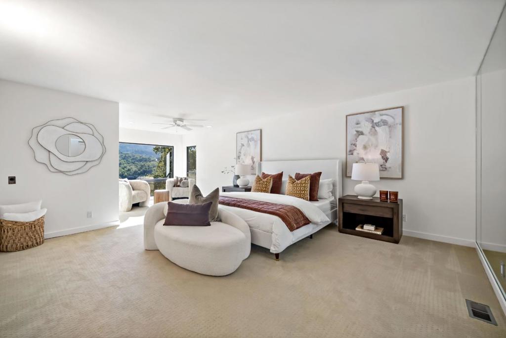 12 Hawkview Street Property Photo 22