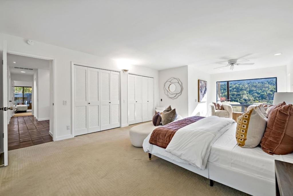 12 Hawkview Street Property Photo 23