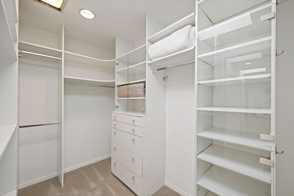 12 Hawkview Street Property Photo 27