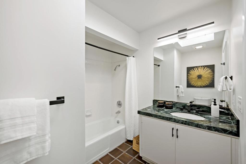 12 Hawkview Street Property Photo 33