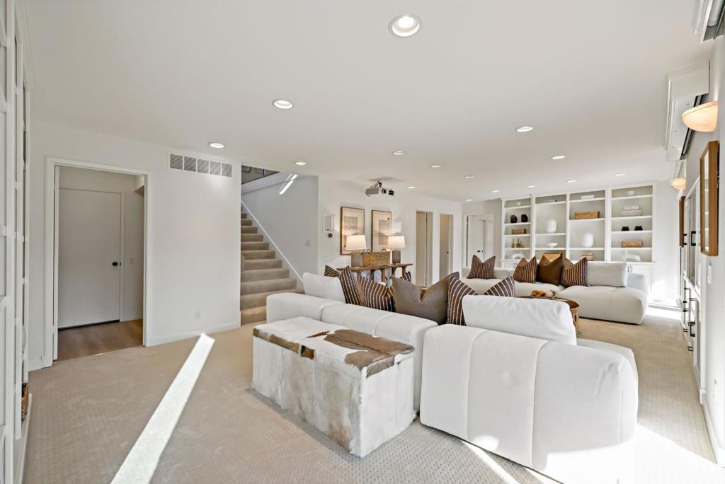 12 Hawkview Street Property Photo 37