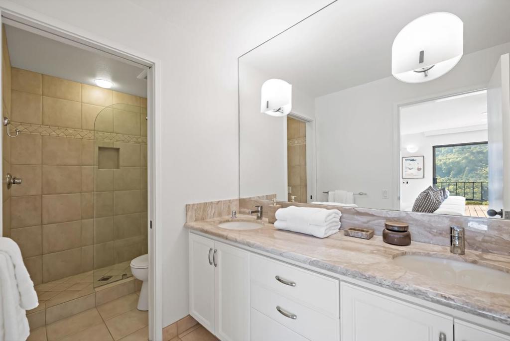 12 Hawkview Street Property Photo 40