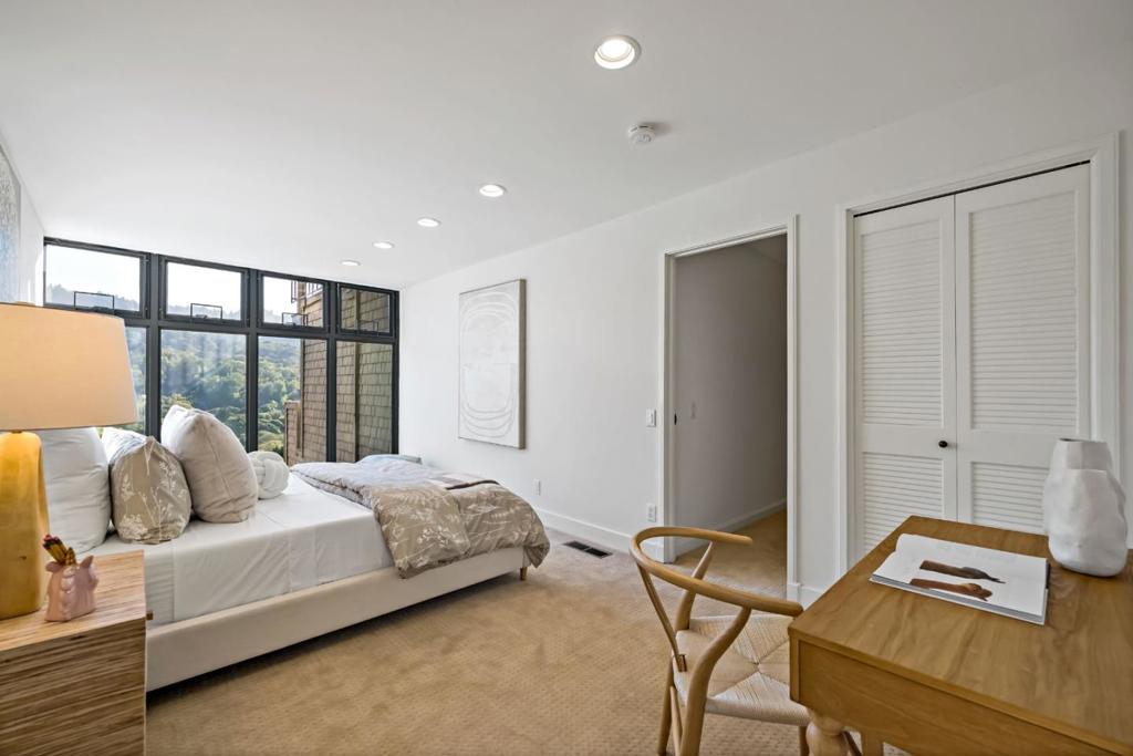 12 Hawkview Street Property Photo 44