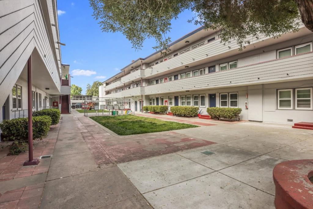 2555 Foothill Boulevard Property Photo 6