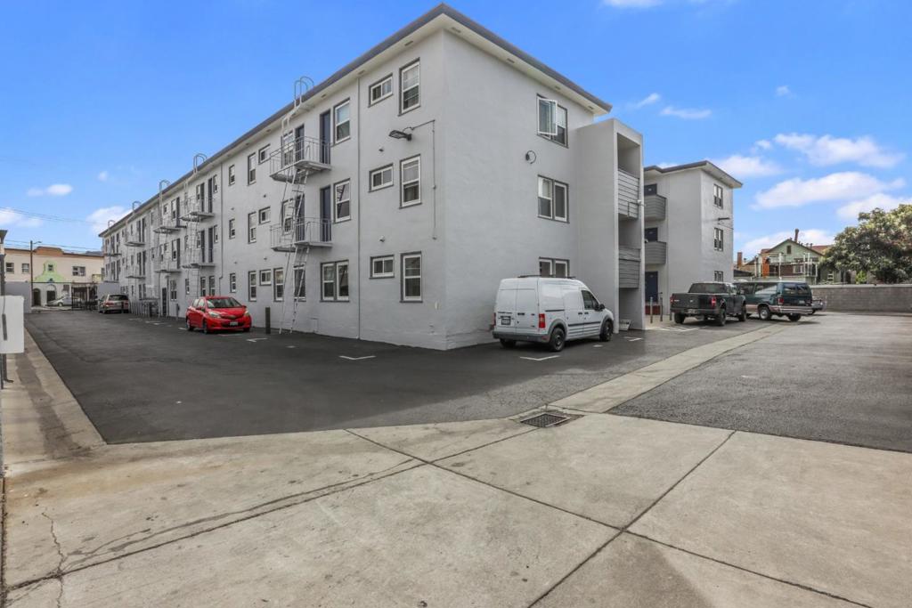 2555 Foothill Boulevard Property Photo 7