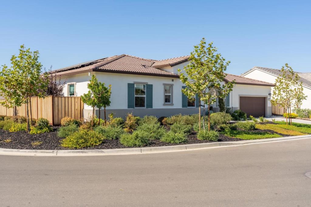 140 Scarlett Way Property Photo 3