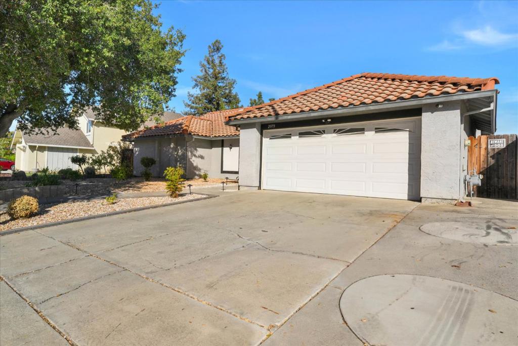 2979 Silverland Drive Property Photo 2