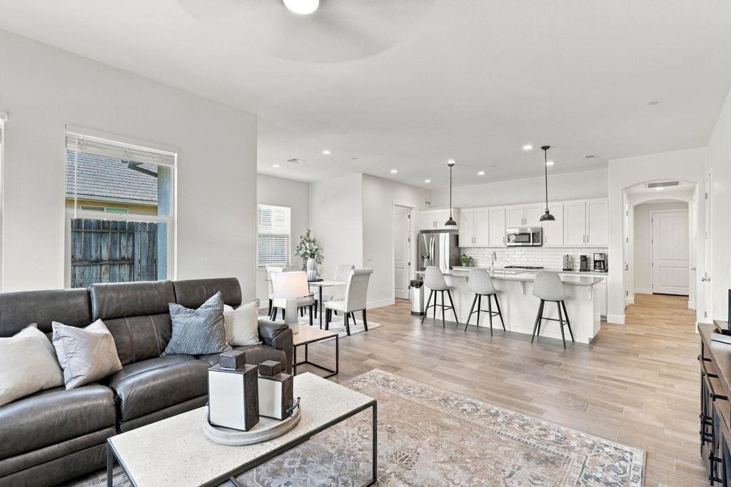 1612 Goldenstar Court Property Photo 4