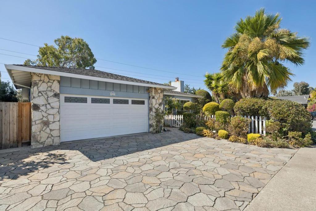 999 Lurline Drive Property Photo 2