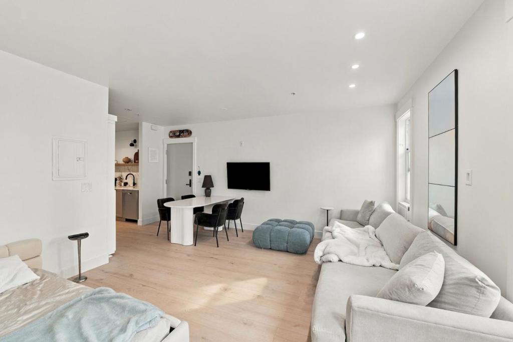 270 Valencia Street 205 Property Photo 6