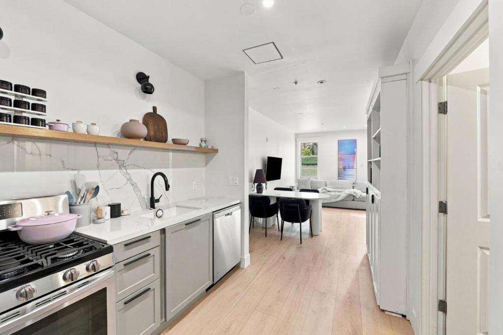 270 Valencia Street 205 Property Photo 8