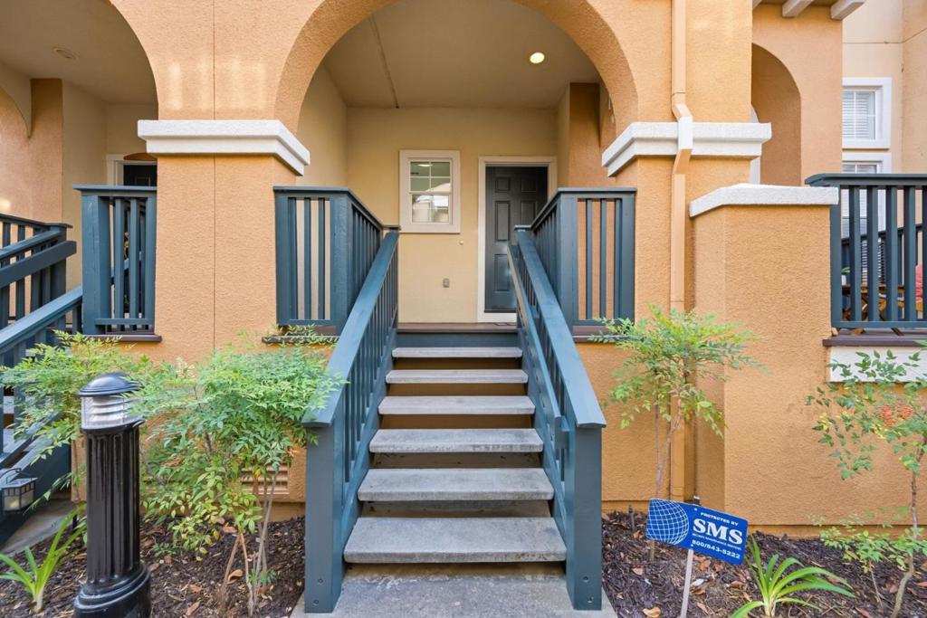 105 Sydney Lane Property Photo 1