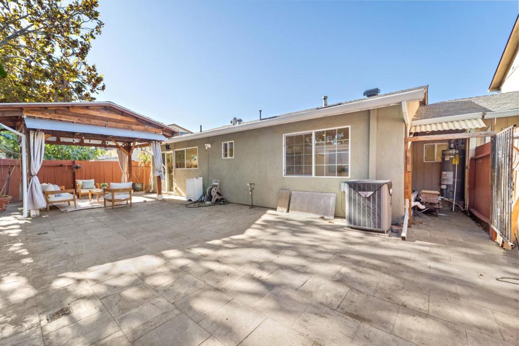 1402 Darwin Court Property Photo 5