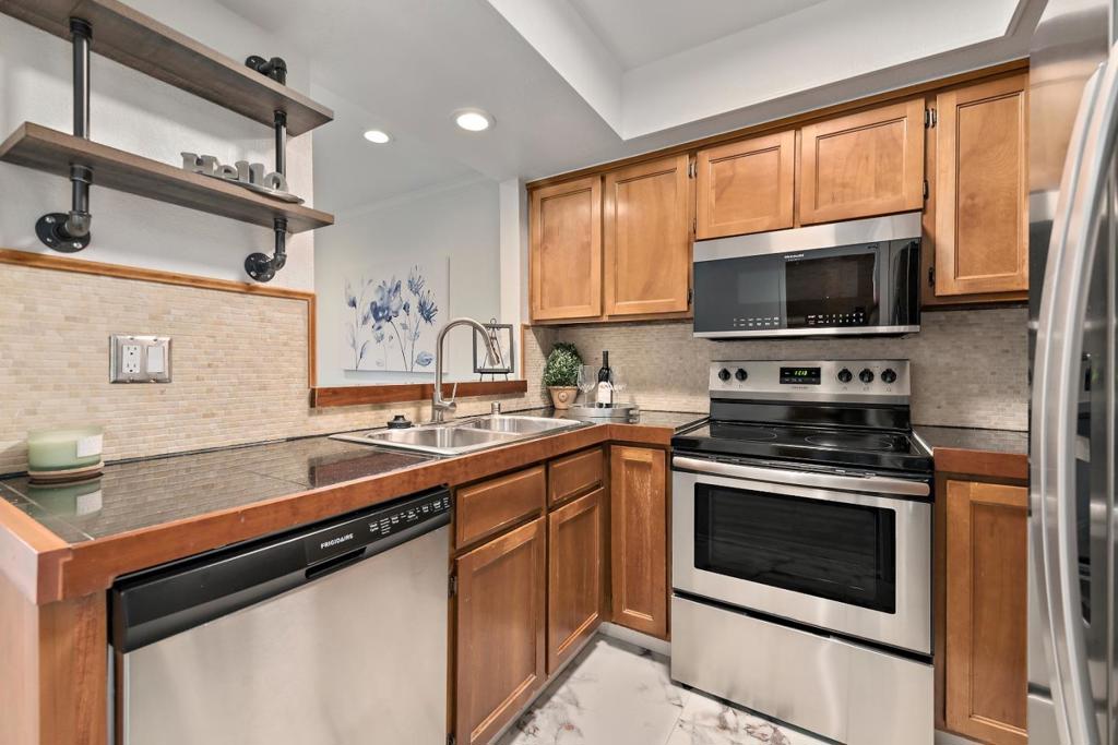 2209 Summereve Court Property Photo 8