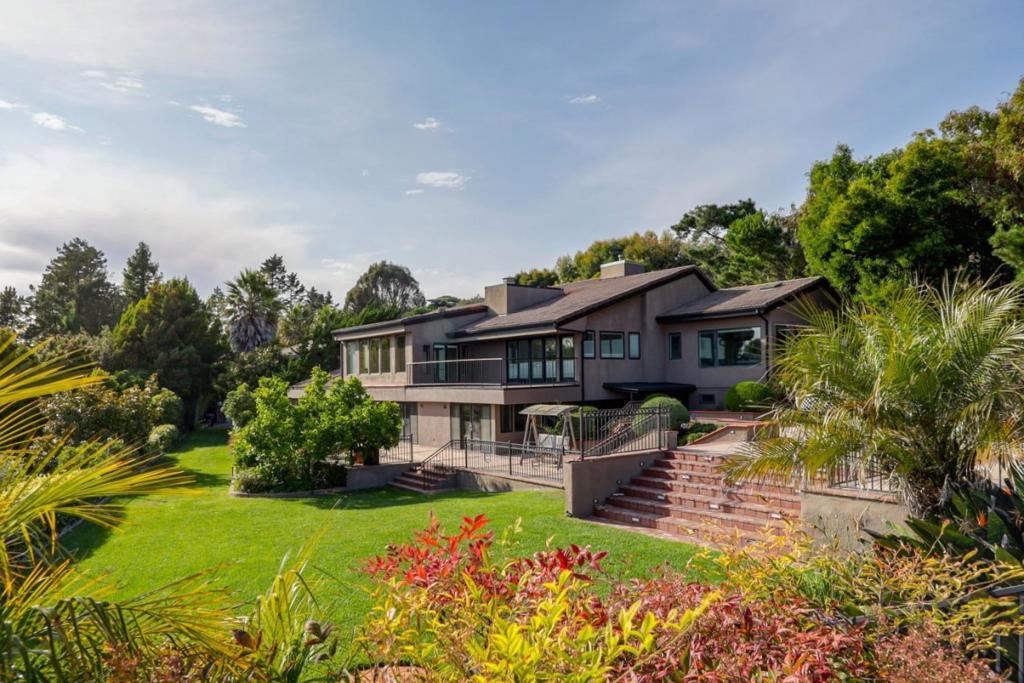 280 Round Hill Road Property Photo 1