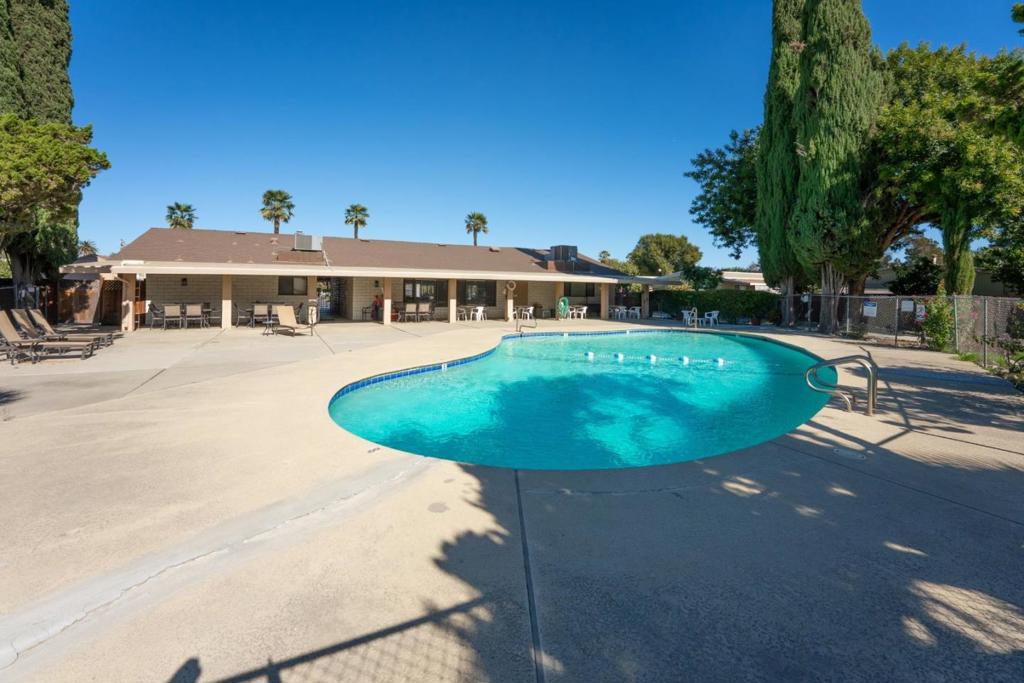 250 E Las Palmas Avenue #80 Property Photo 27