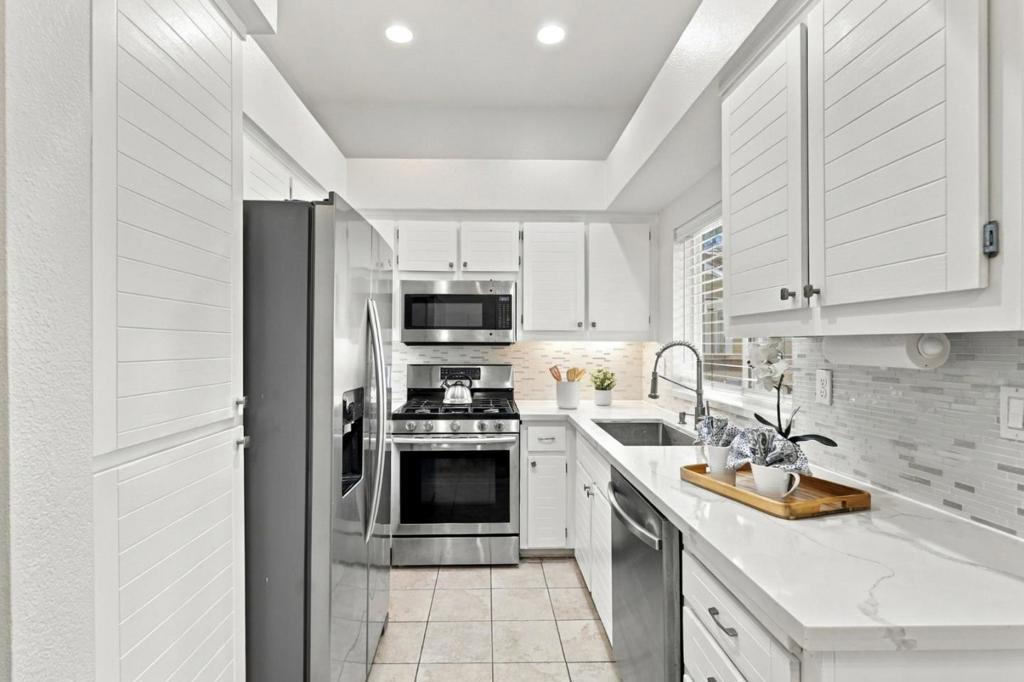 6985 Rodling Drive G Property Photo 12