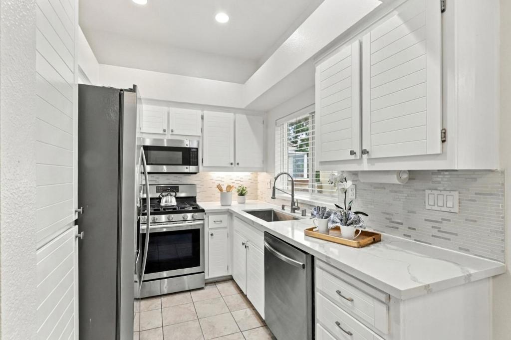 6985 Rodling Drive G Property Photo 13
