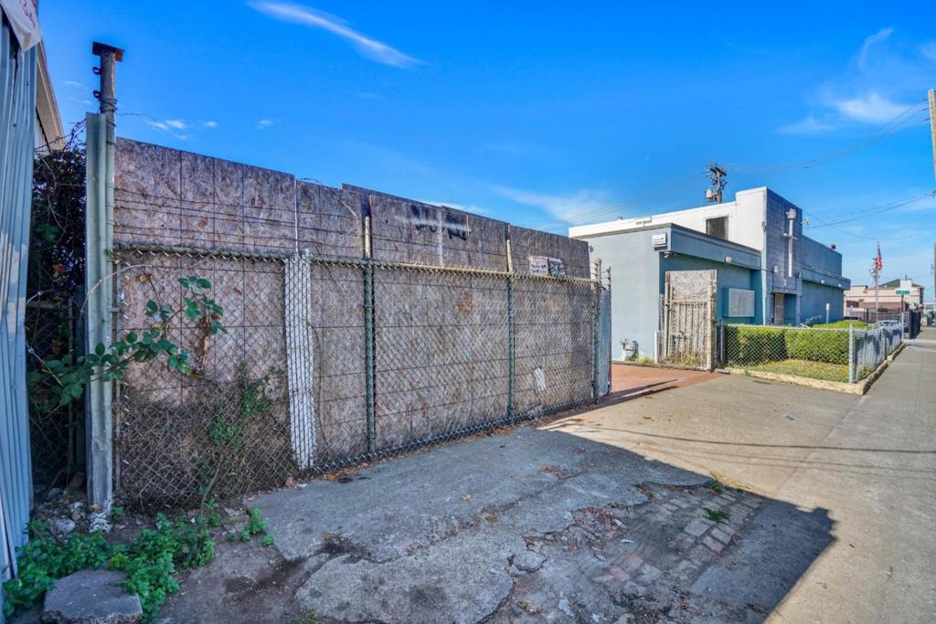 10007 San Leandro Street Property Photo 2