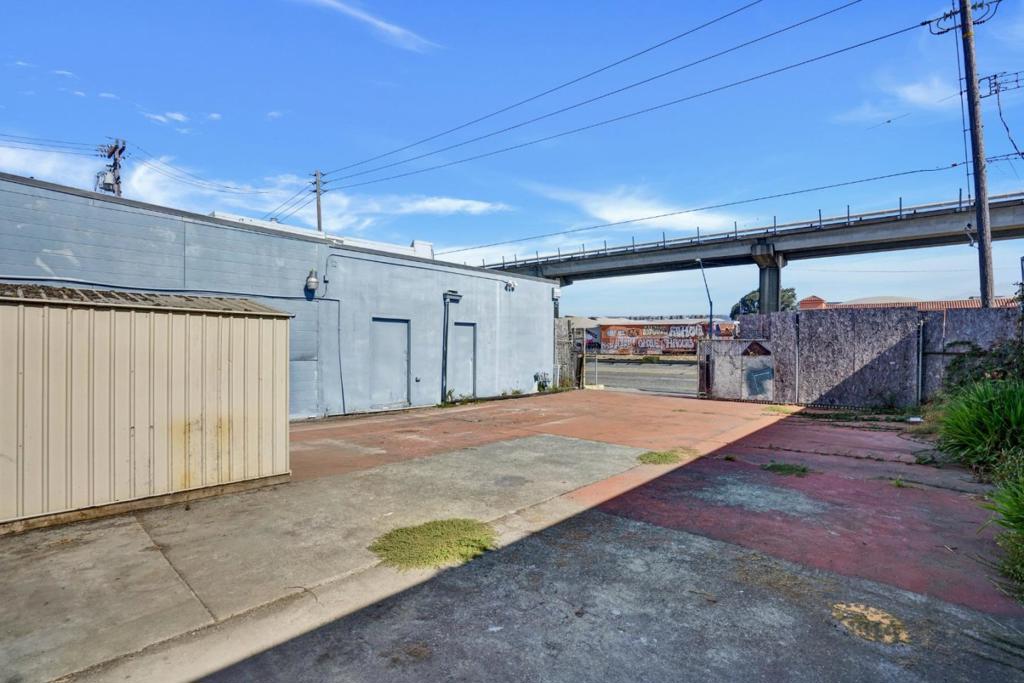 10007 San Leandro Street Property Photo 3