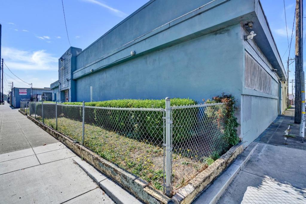 10007 San Leandro Street Property Photo 4