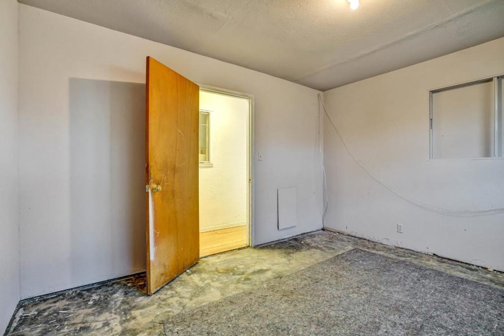 10007 San Leandro Street Property Photo 8