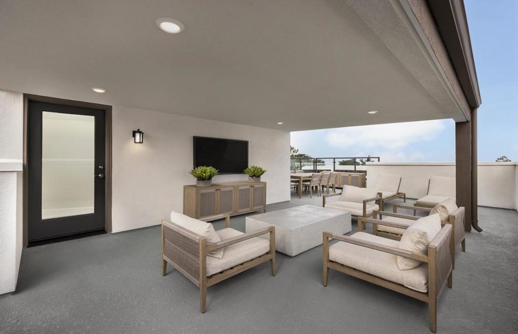 2704 Tiburon Street Property Photo 8