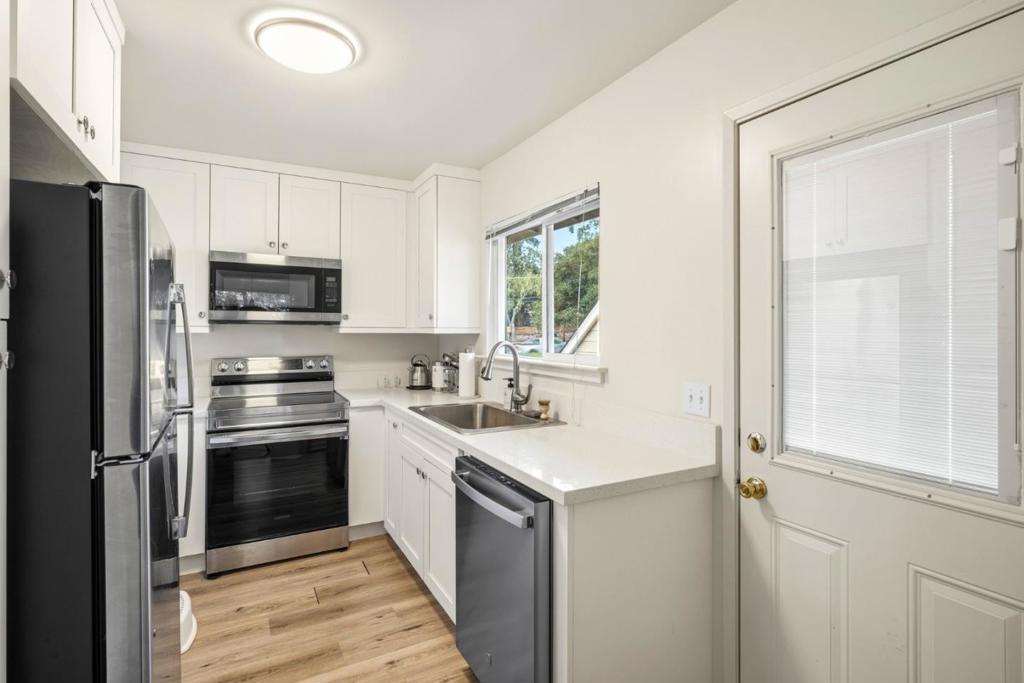 950 Lighthouse Avenue Property Photo 20