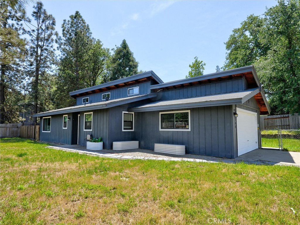 45744 N Oakview Property Photo 1
