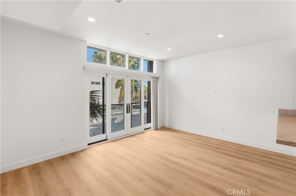 215 Oceanside Blvd 2 Property Photo 7