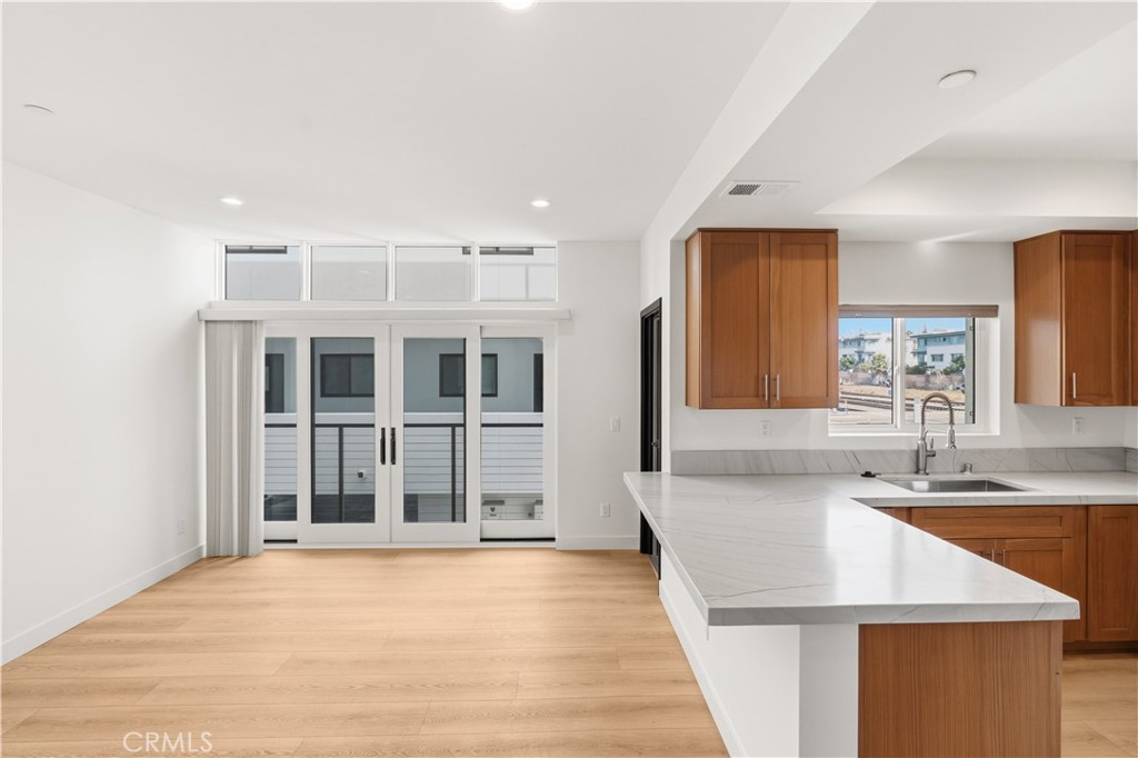 215 Oceanside Blvd 5 Property Photo 6