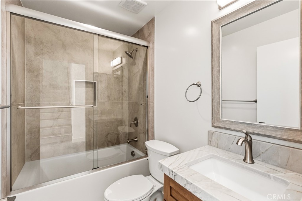 215 Oceanside Blvd 5 Property Photo 9