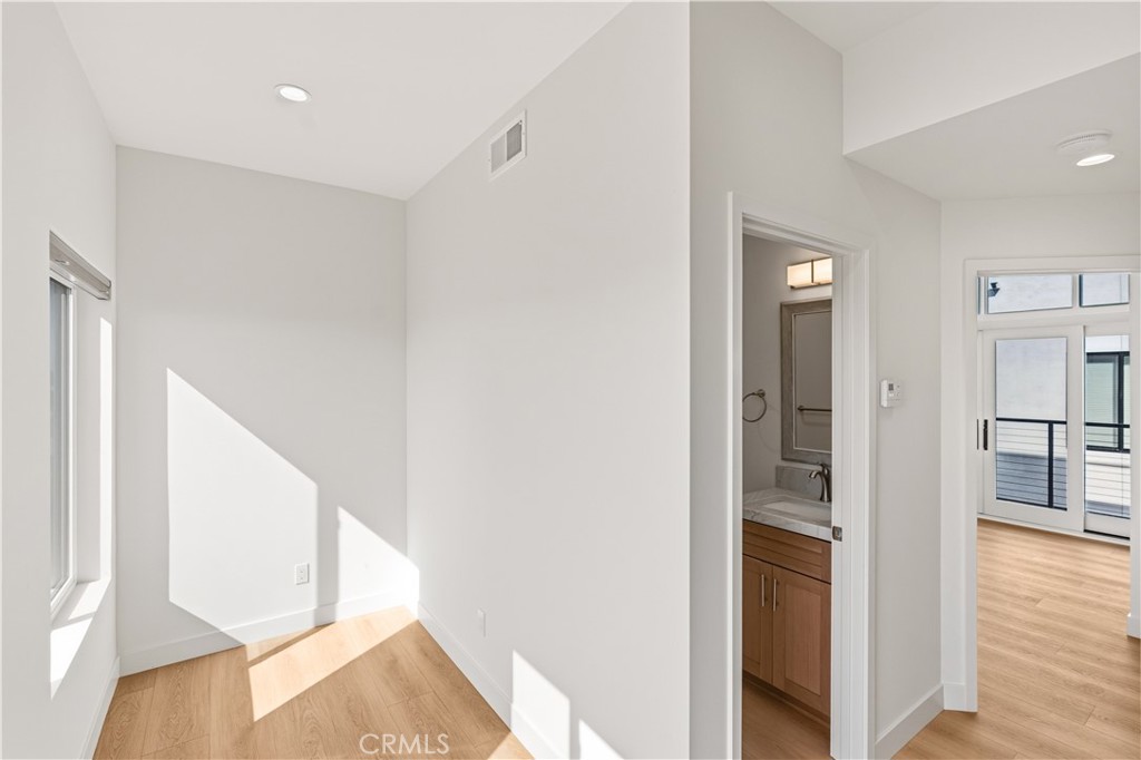215 Oceanside Blvd 5 Property Photo 13