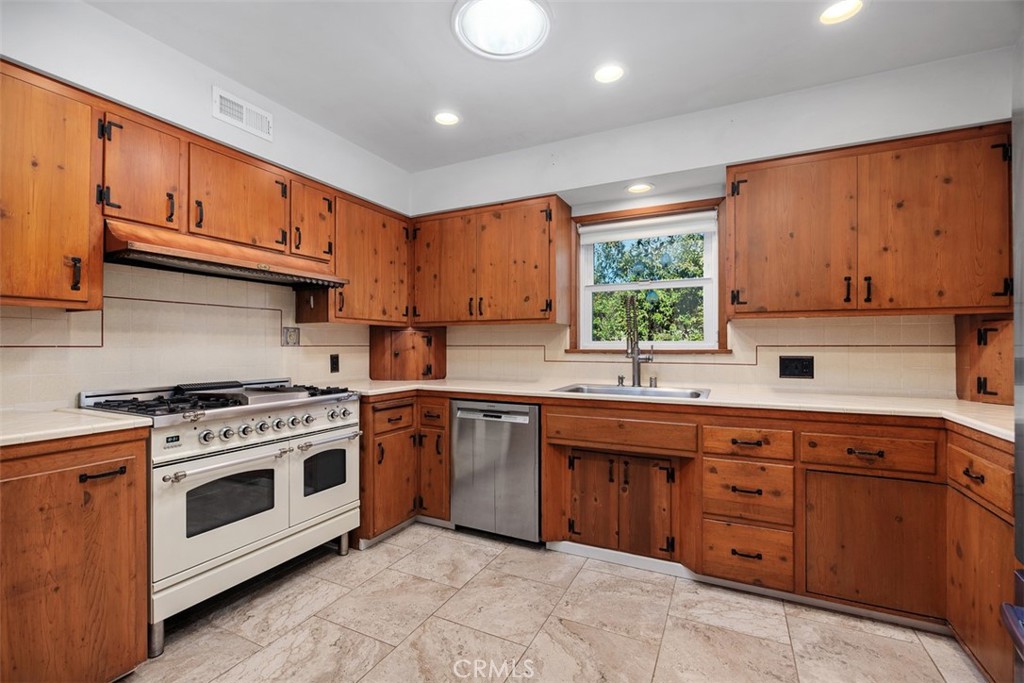 1860 S Juniper S Property Photo 8