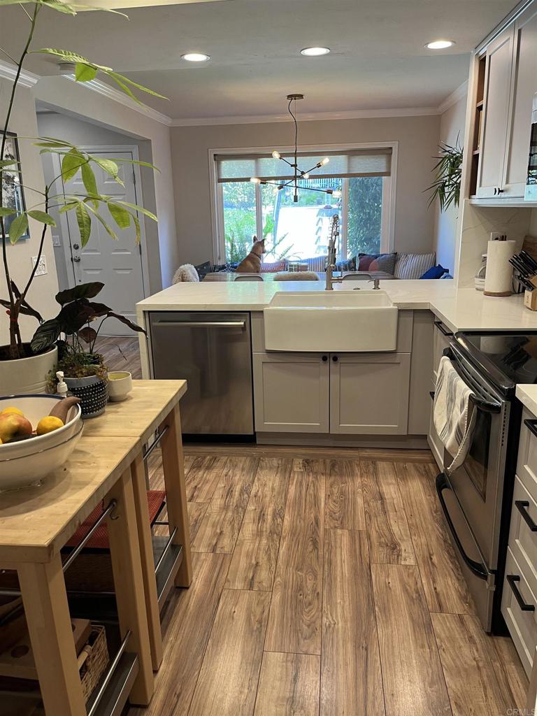 663 S Cedros Property Photo 4