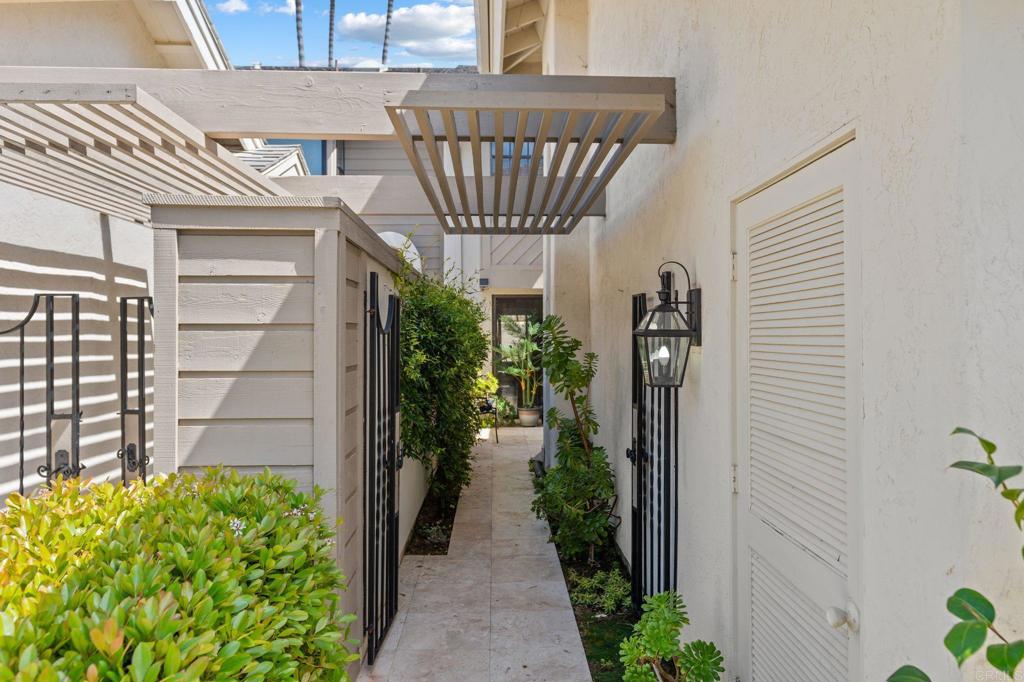 16019 Via De Las Palmas Property Photo 2