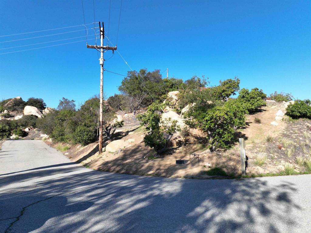 Rainbow Peaks Trail Property Photo 3