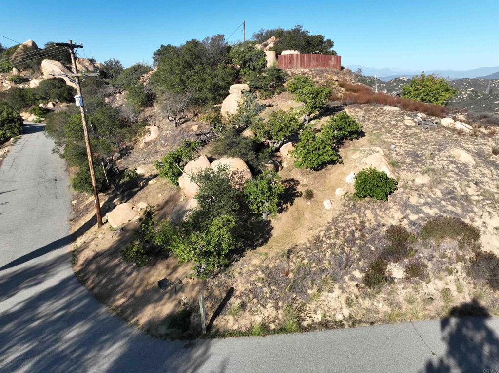 Rainbow Peaks Trail Property Photo 5