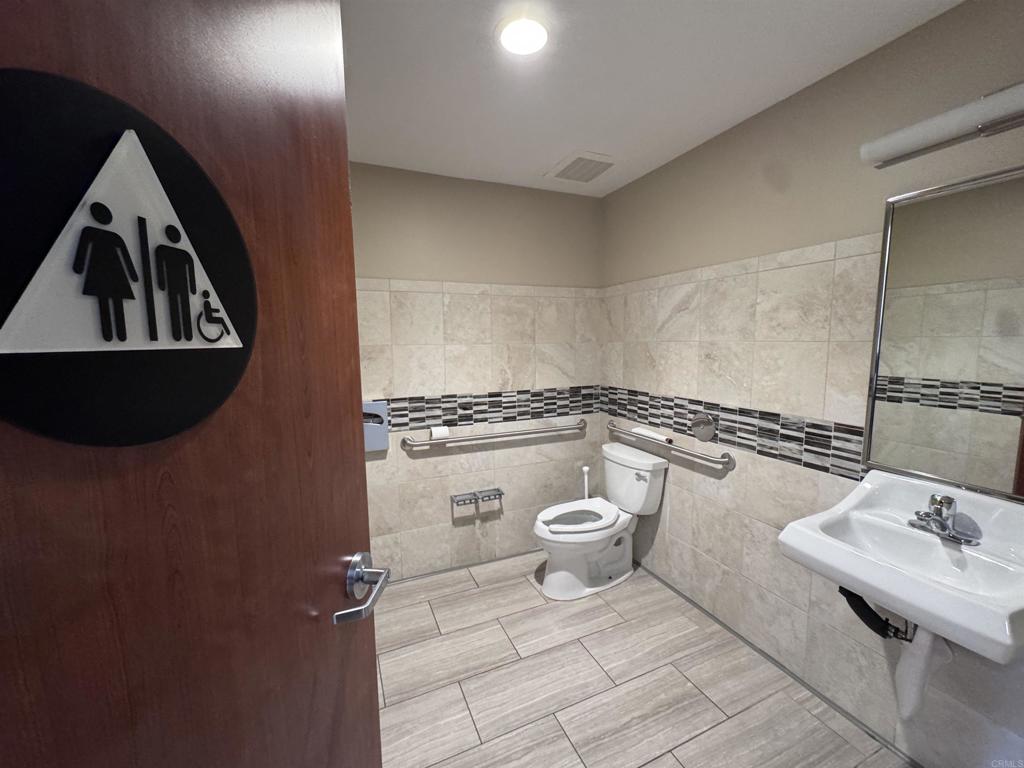 7527 Draper Avenue Property Photo 11