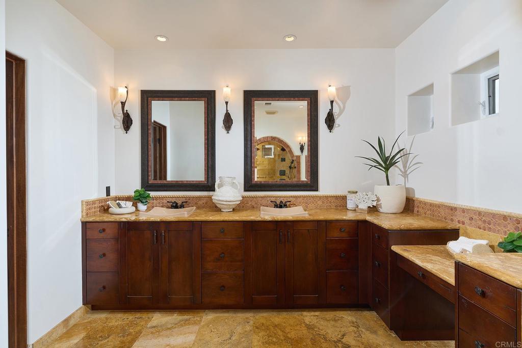 6811 Vianda Court Property Photo 31