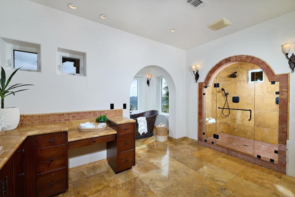 6811 Vianda Court Property Photo 32