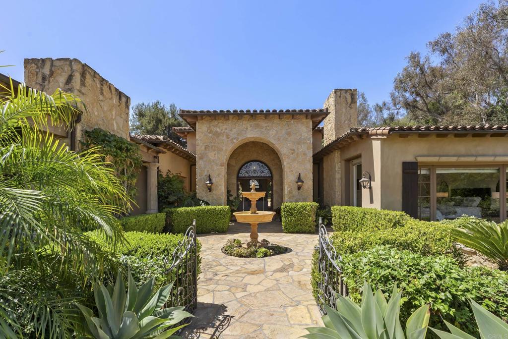 5423 Calzada Del Bosque Property Photo 4