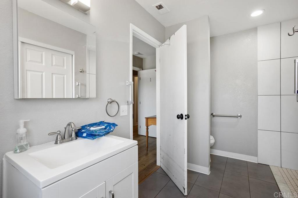 1341 Boyle Avenue, A And B Property Photo 17