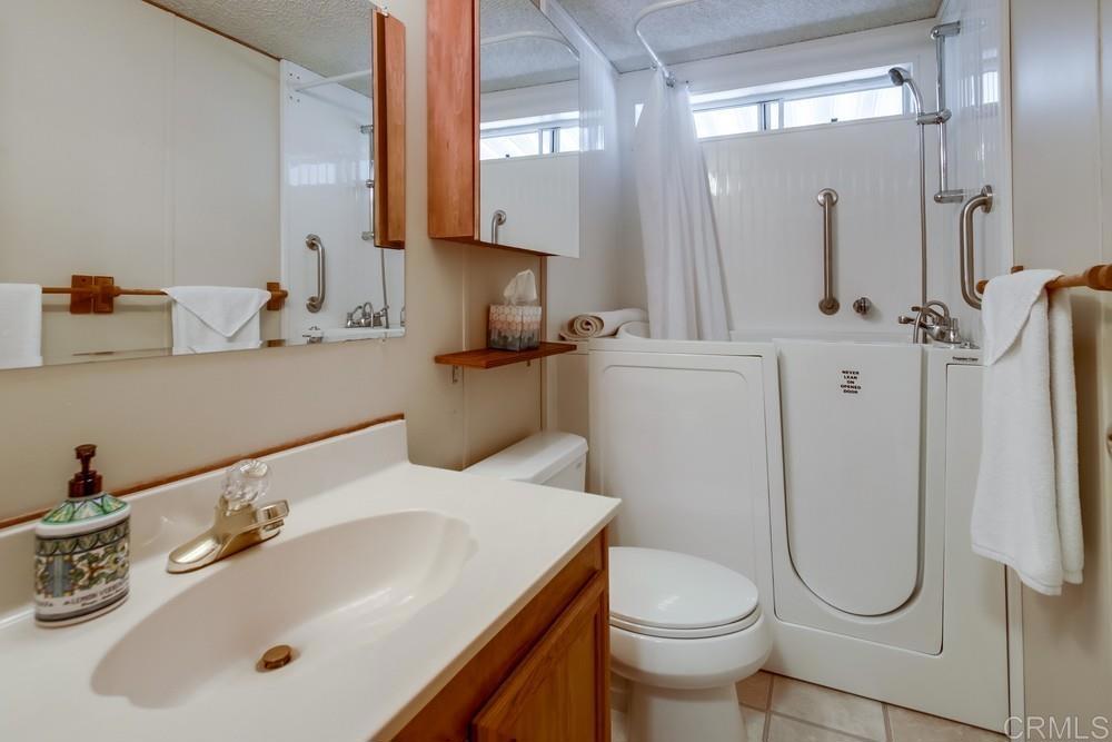 525 W El Norte Parkway 10 Property Photo 24